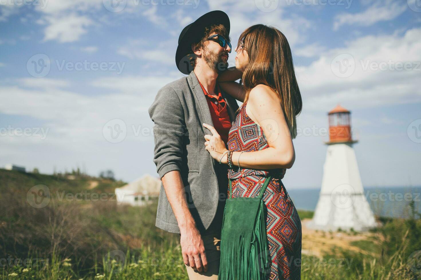 sorridente Tenere mani giovane fricchettone coppia indie stile nel amore a piedi nel campagna foto