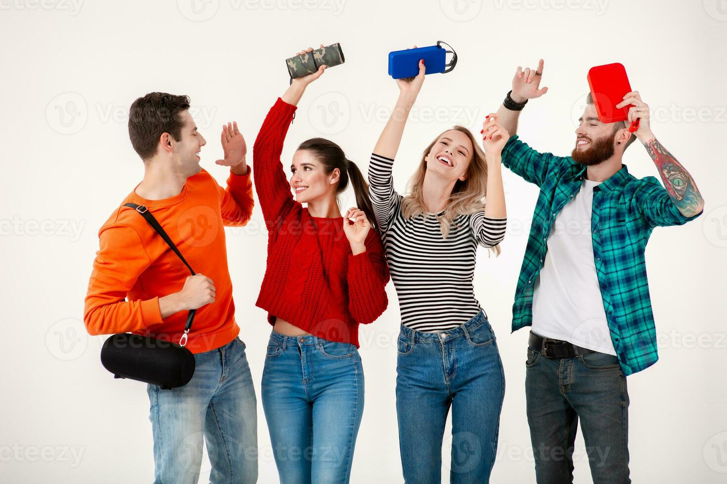 azienda di amici avendo divertimento insieme ascoltando per musica foto