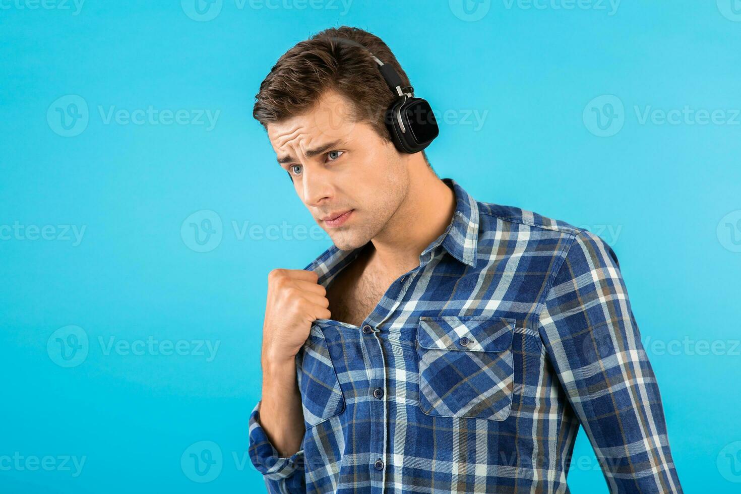 elegante giovane uomo ascoltando per musica su senza fili cuffie foto