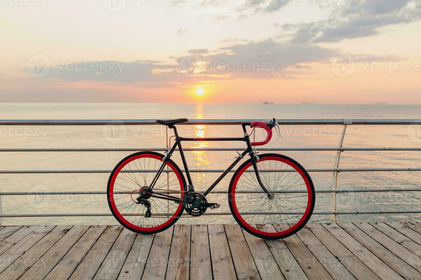 fricchettone bicicletta nel mattina Alba di il mare foto