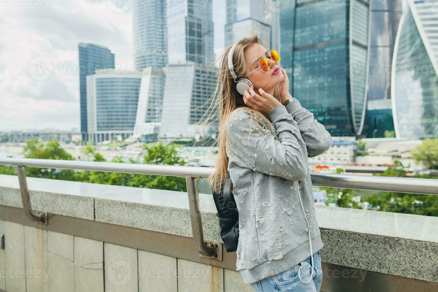 giovane fricchettone donna nel casuale attrezzatura avendo divertimento ascoltando per musica foto