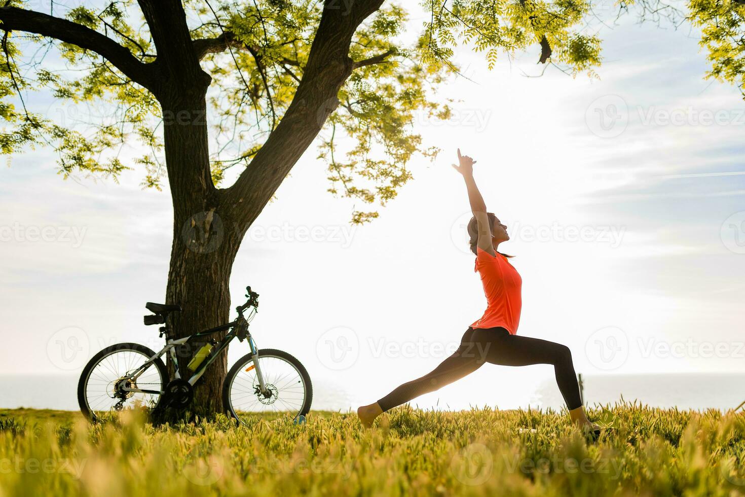 donna fare gli sport nel mattina foto