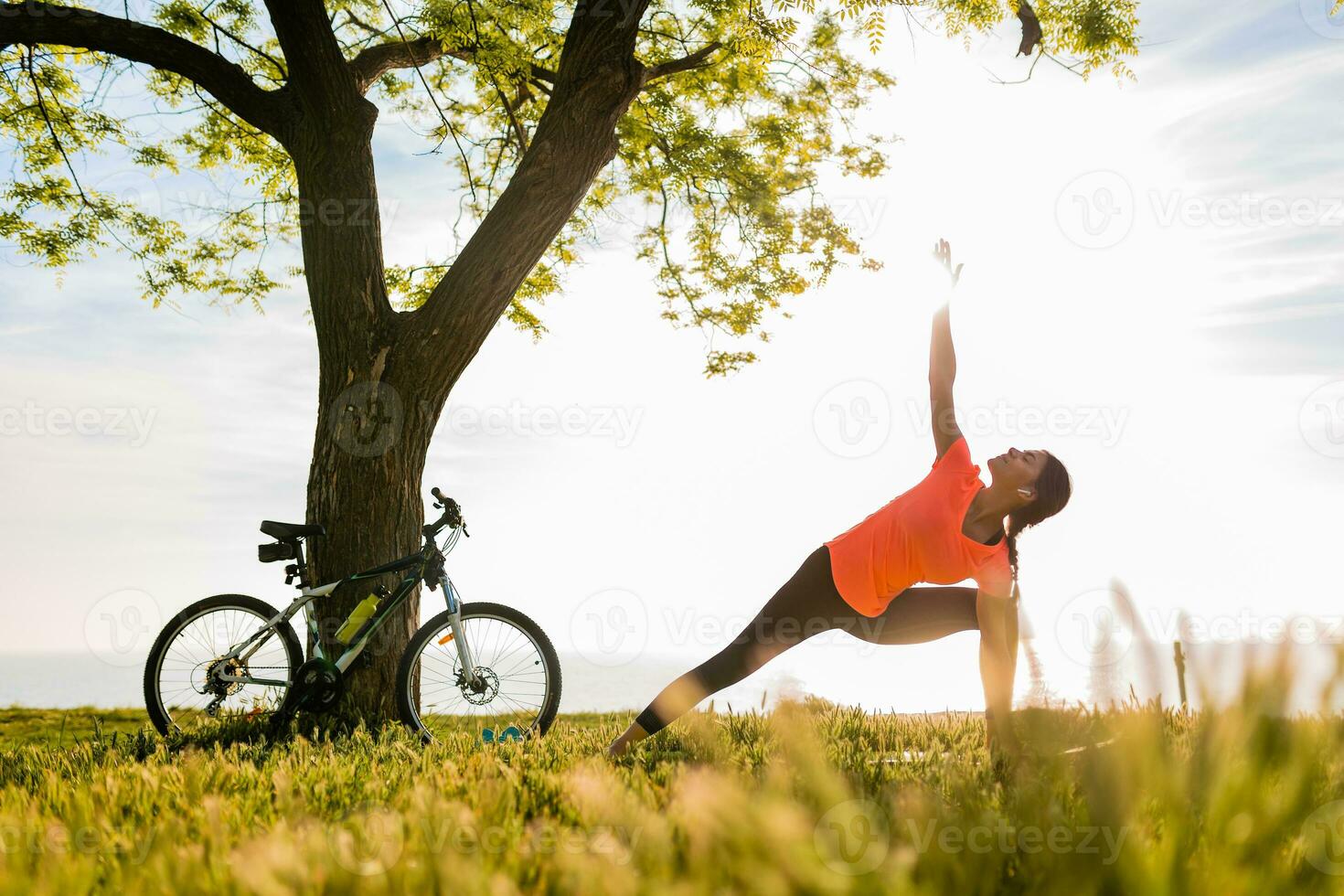 donna fare gli sport nel mattina foto