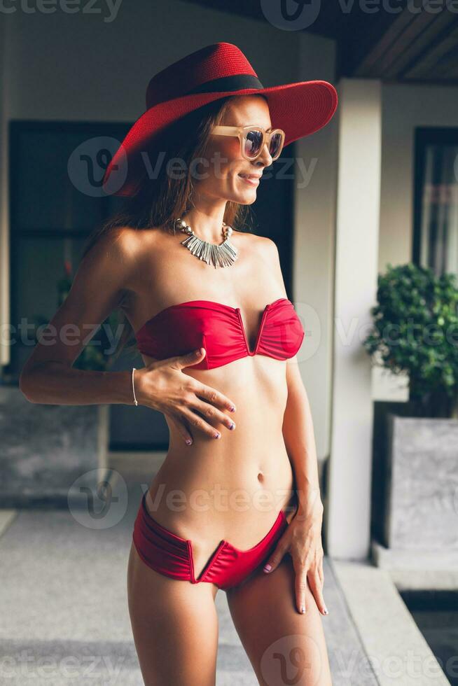 giovane donna con bellissimo sottile corpo indossare rosso bikini costume da bagno foto