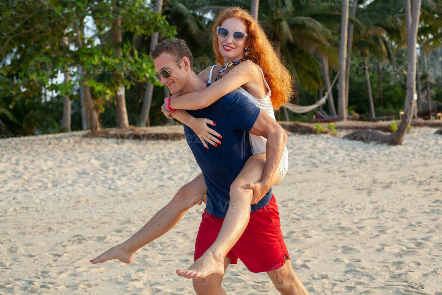 giovane coppia nel amore contento su estate spiaggia insieme avendo divertimento foto