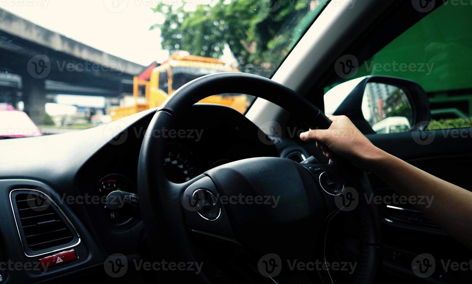 immagini ravvicinate delle mani della donna che guidano l'auto con fiducia. foto