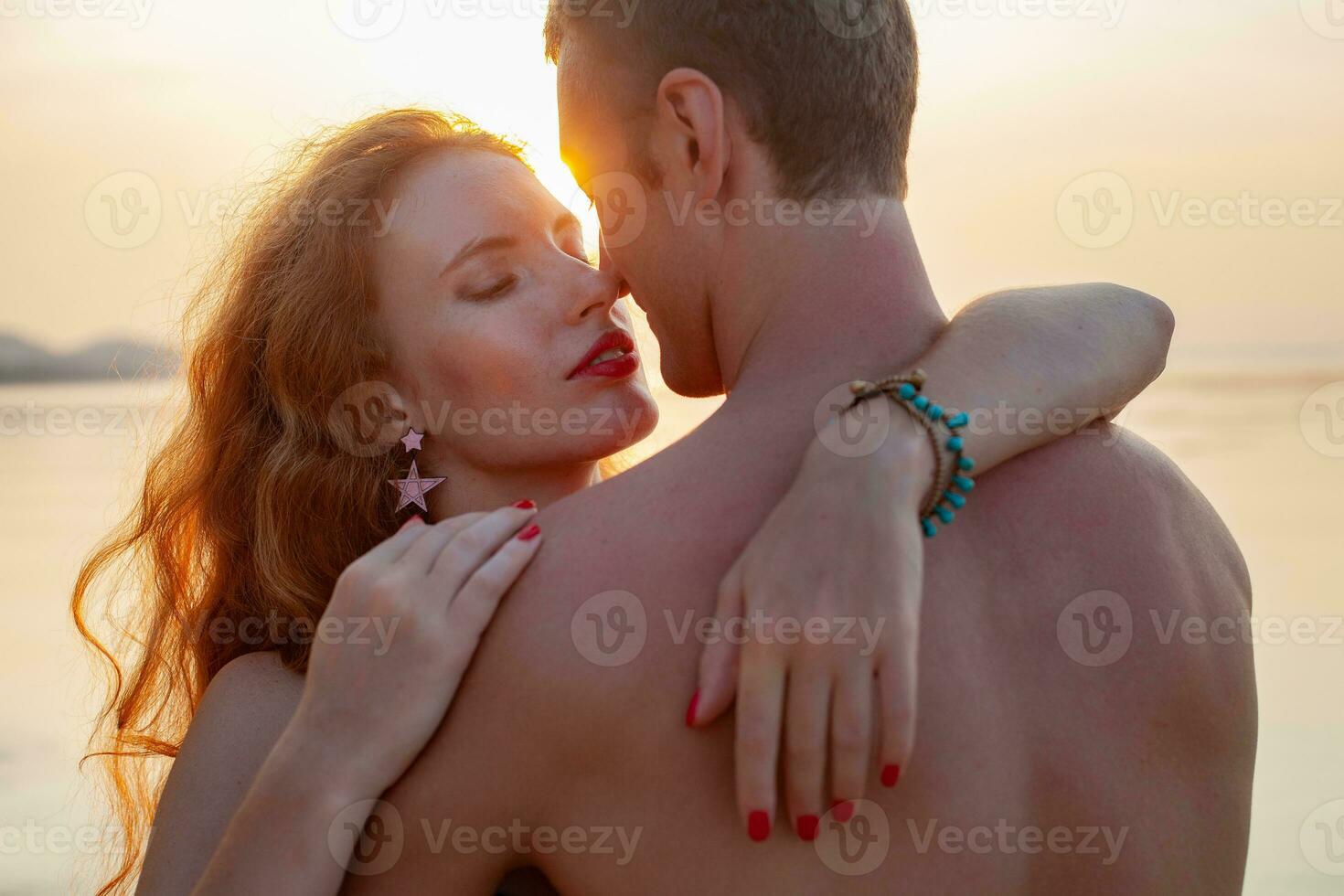 giovane sexy romantico coppia nel amore contento su estate spiaggia insieme avendo divertimento indossare nuotare tute foto