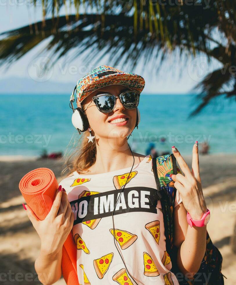giovane bellissimo donna a piedi su spiaggia con yoga stuoia foto