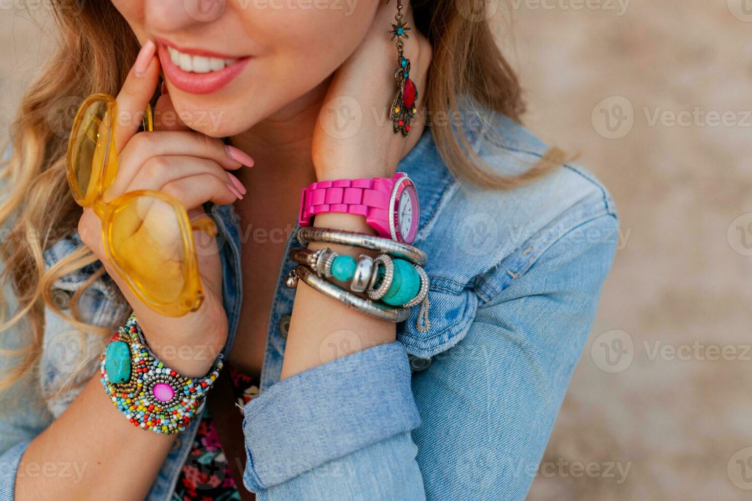 elegante donna nel vacanza su spiaggia nel colorato giallo sunglasess sorridente contento Accessori gioielleria foto