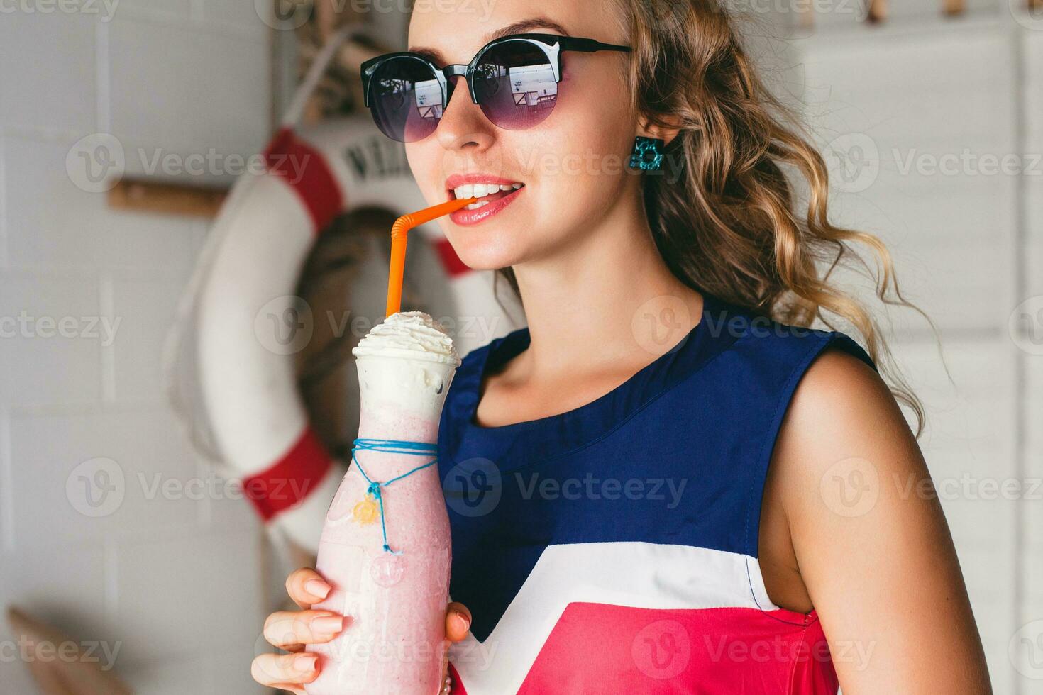 giovane elegante bellissimo donna nel bar foto