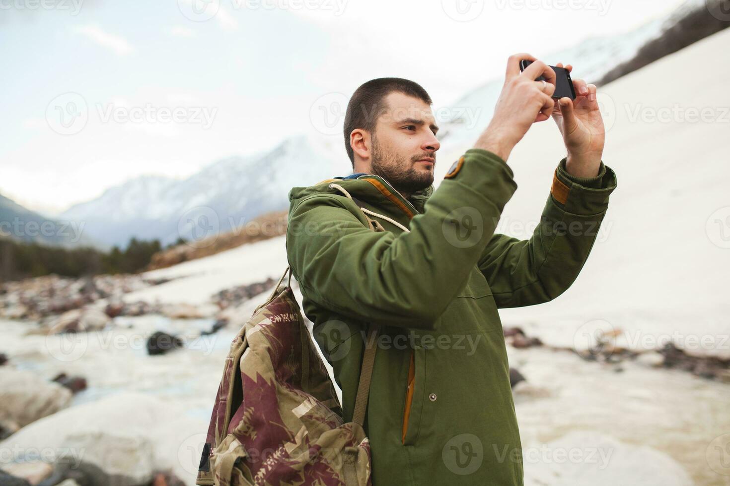 giovane fricchettone uomo escursioni a piedi nel montagne foto