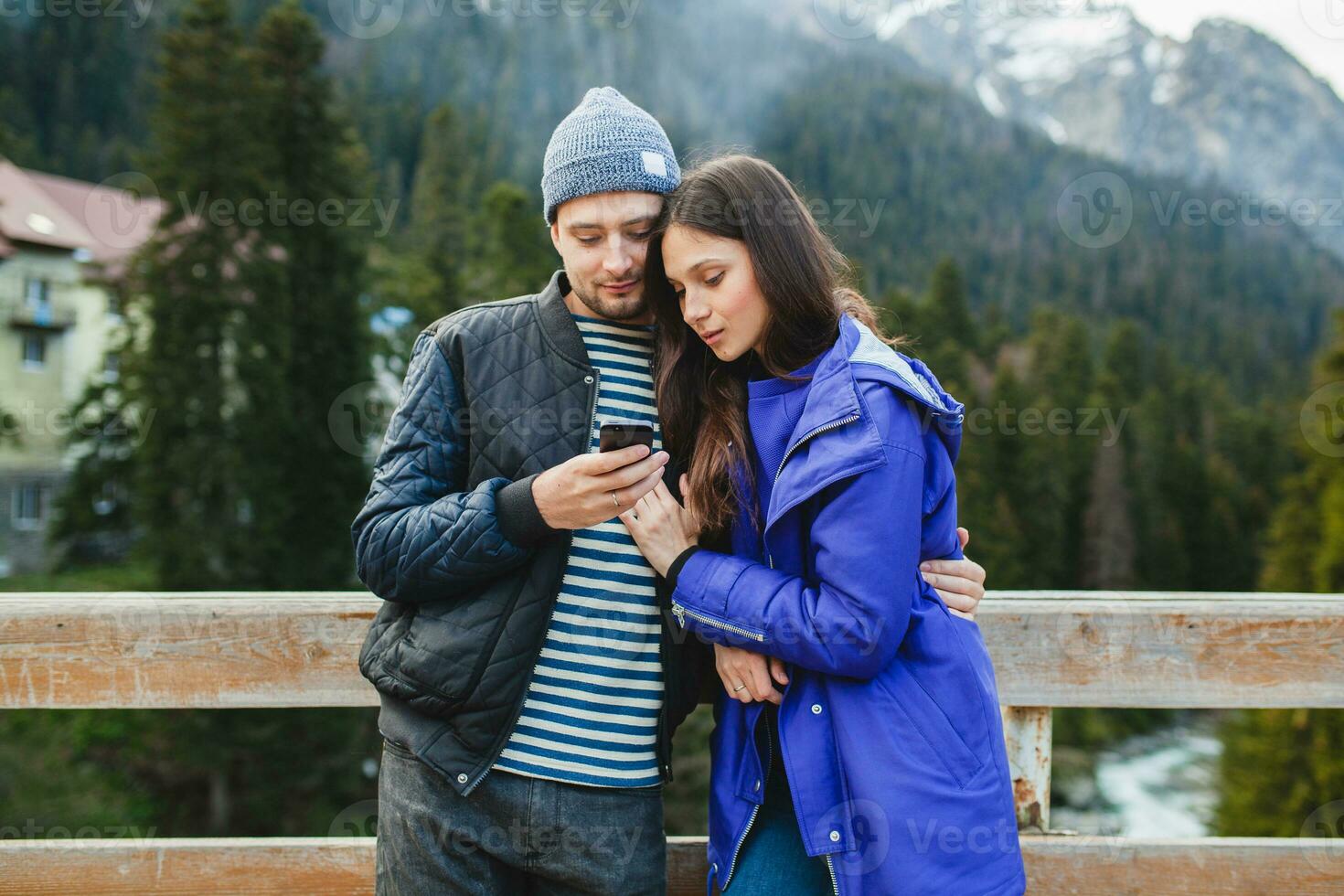 giovane fricchettone coppia nel amore su inverno vacanza nel montagne foto