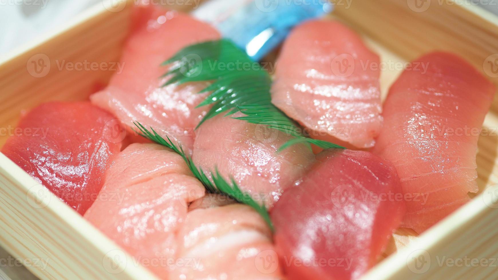sashimi di tonno. otoro sashimi alla piastra foto