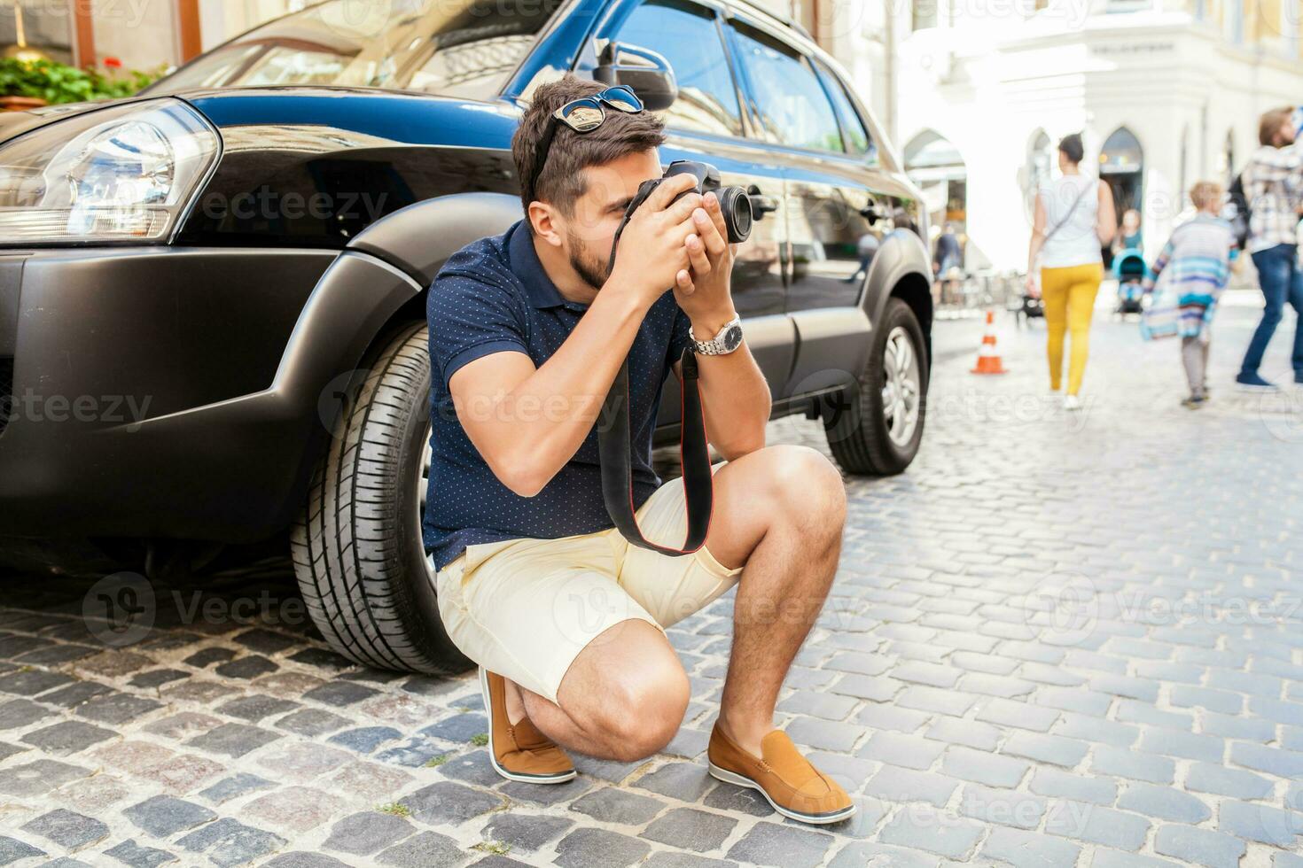 giovane bello fricchettone uomo a piedi con foto telecamera