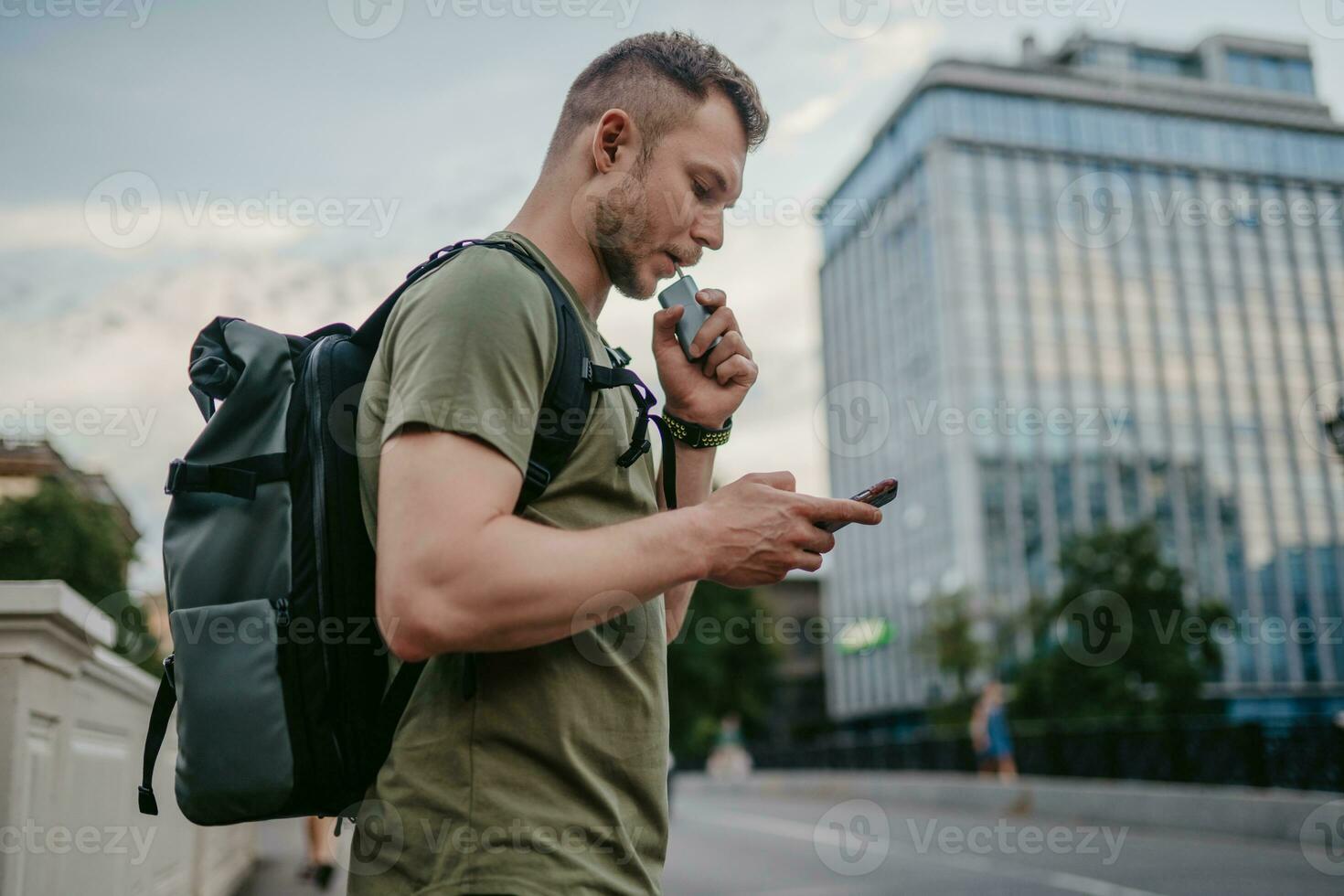 bello fricchettone uomo a piedi nel strada foto