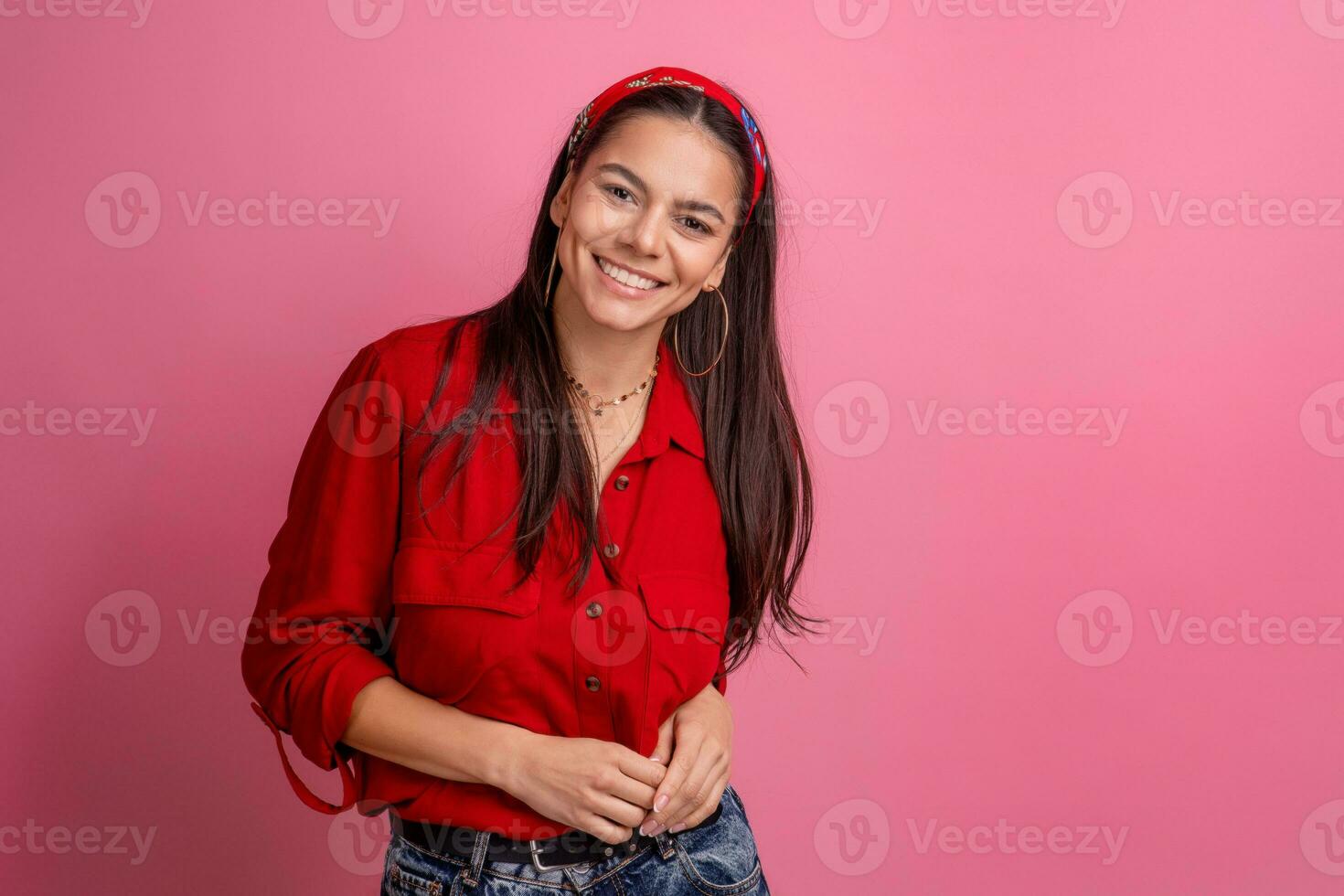 ispanico bellissimo donna nel rosso camicia foto