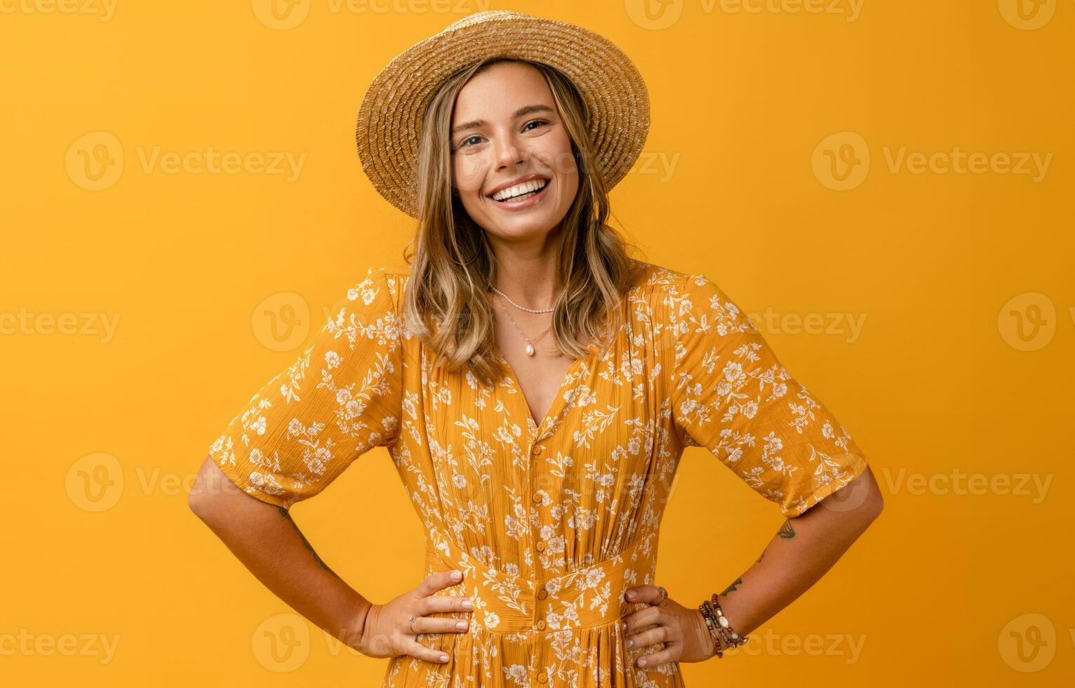 bellissimo attraente elegante donna nel giallo vestito e cannuccia cappello foto