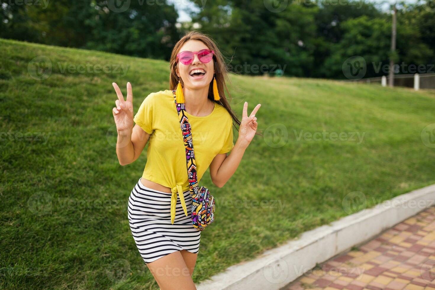 giovane elegante donna avendo divertimento nel città parco, estate stile moda tendenza foto