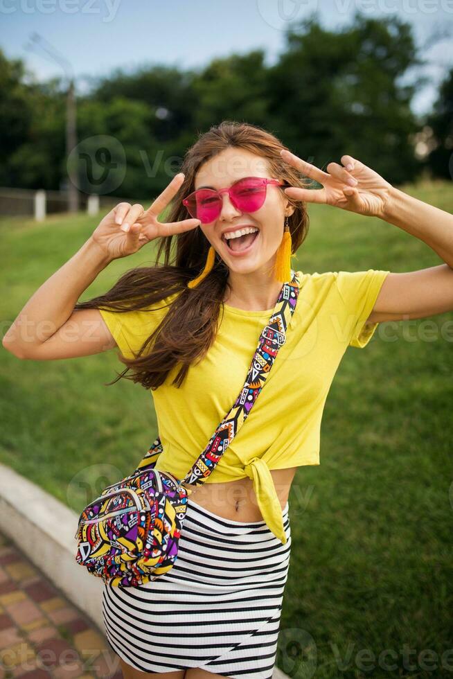 giovane elegante donna avendo divertimento nel città parco, estate stile moda tendenza foto