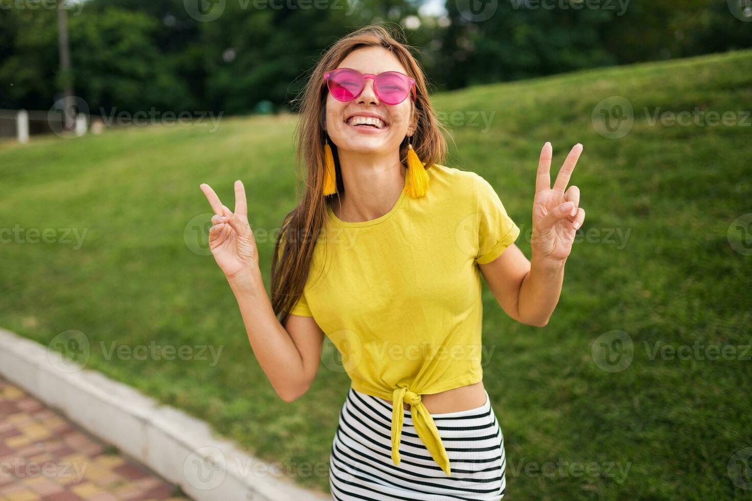 giovane elegante donna avendo divertimento nel città parco, estate stile moda tendenza foto