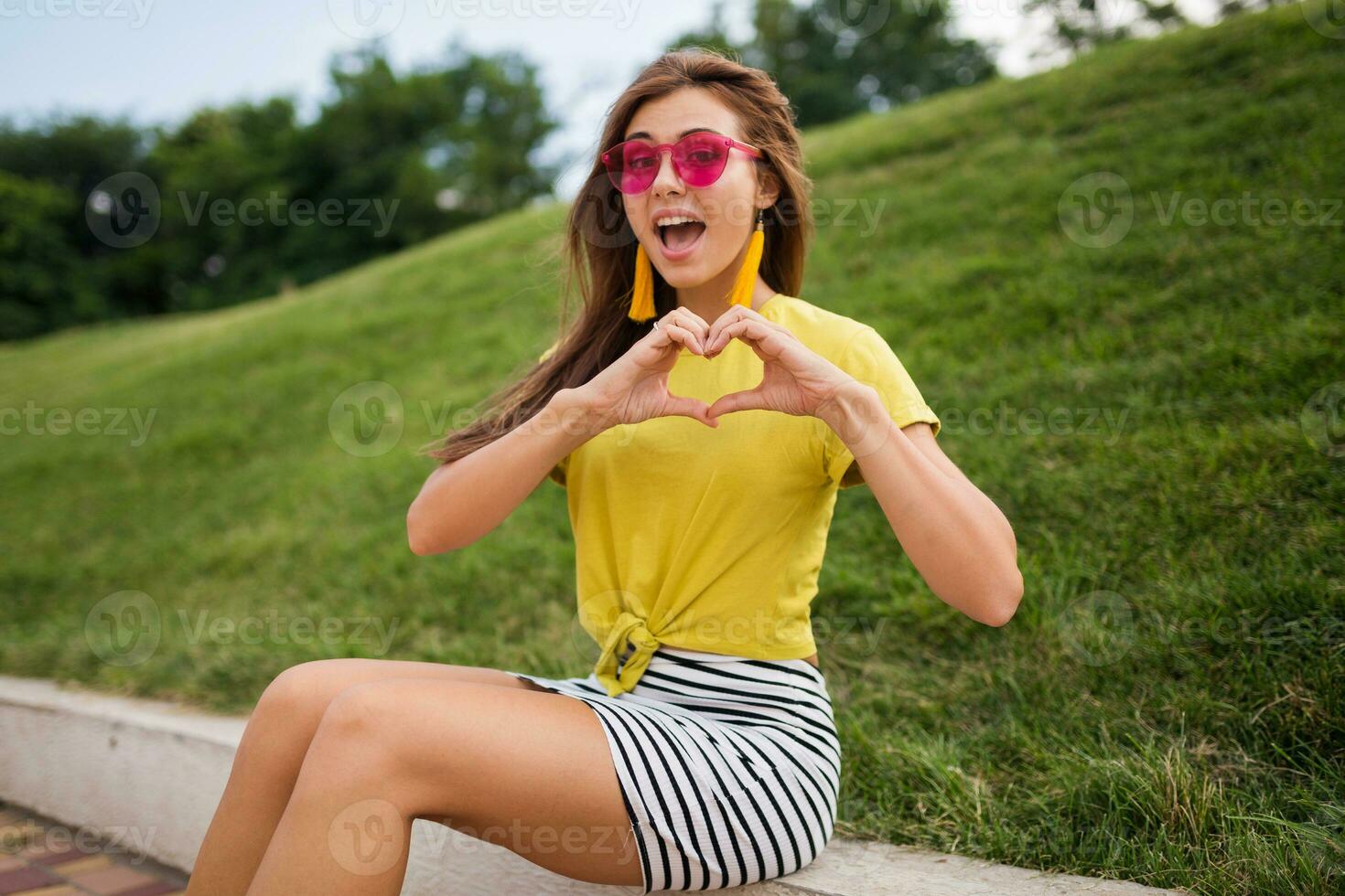 giovane elegante donna avendo divertimento nel città parco, estate stile moda tendenza foto