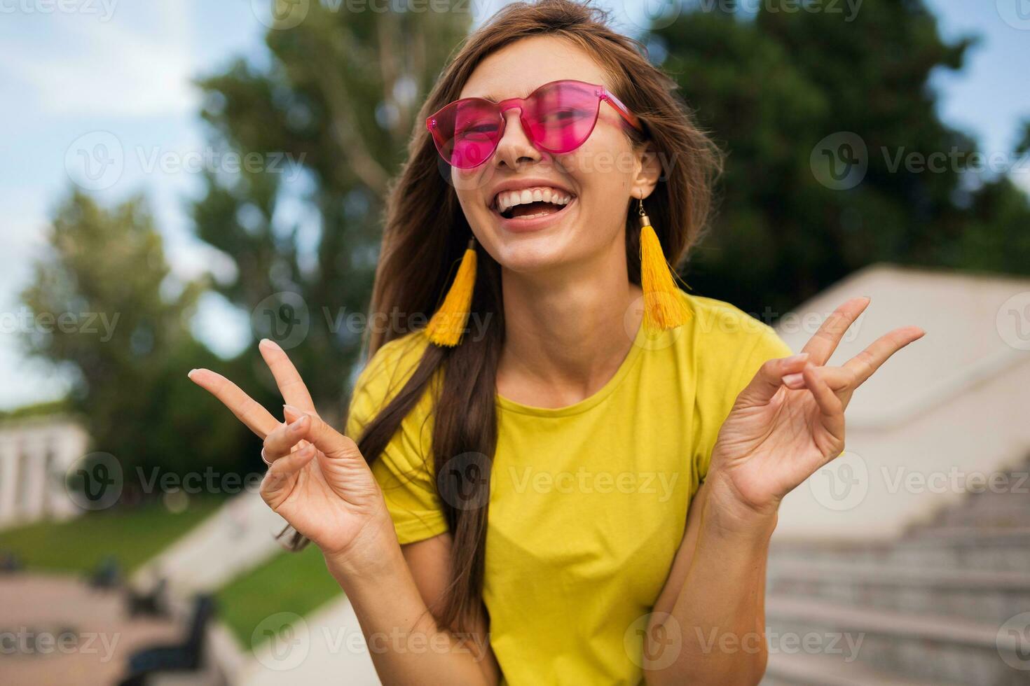 giovane elegante donna avendo divertimento nel città parco, estate stile moda tendenza foto