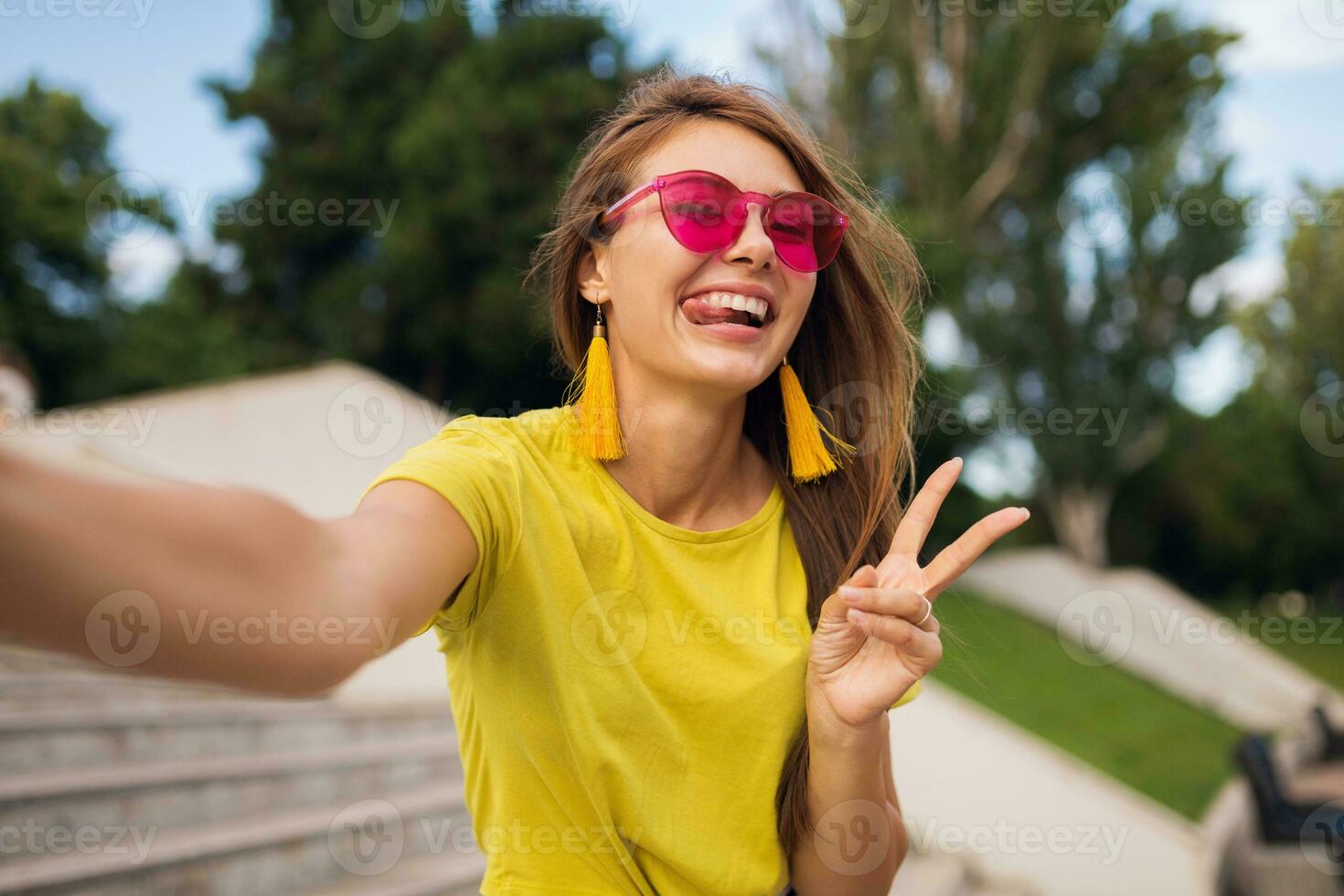 giovane elegante donna avendo divertimento nel città parco, estate stile moda tendenza foto