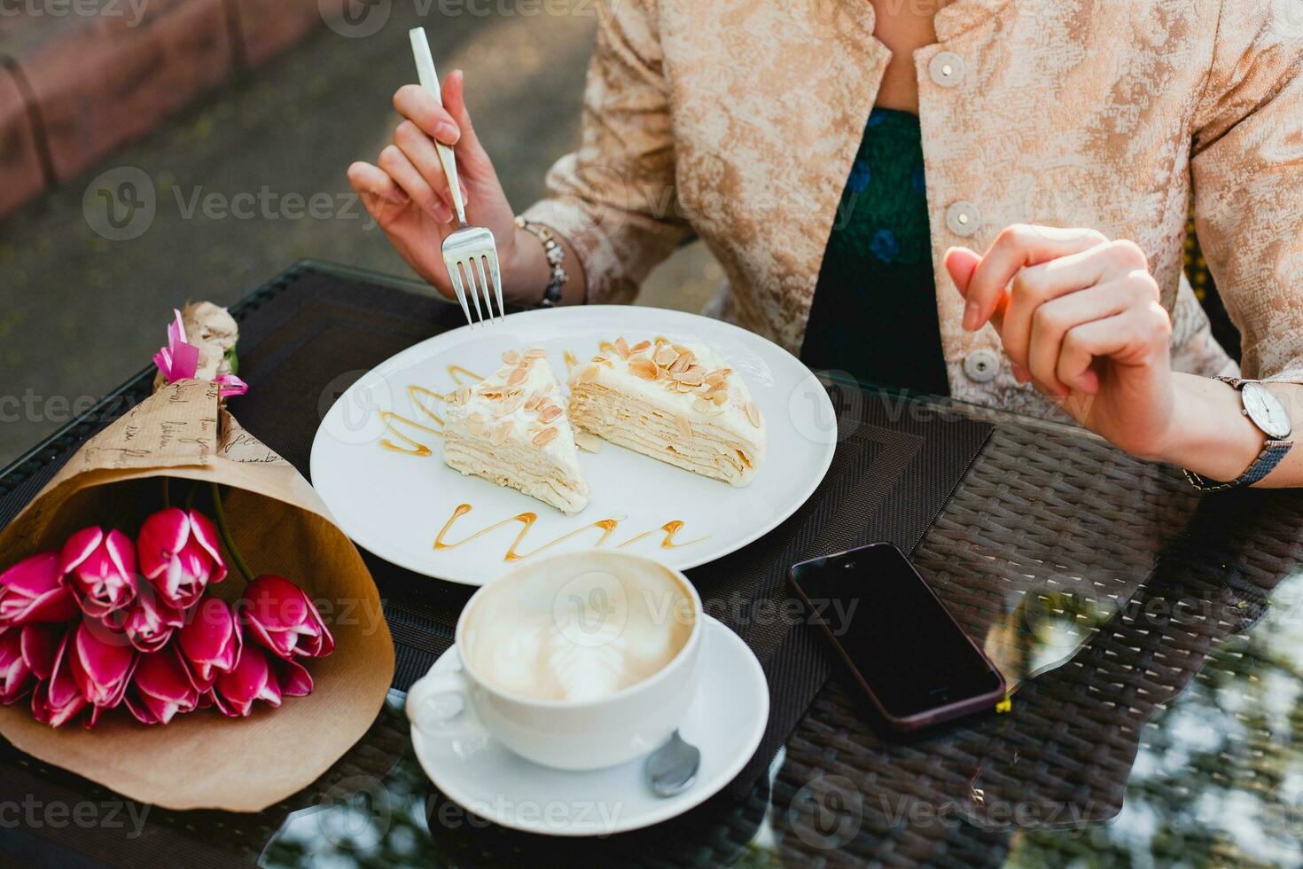 giovane elegante donna seduta nel bar, mangiare gustoso torta foto