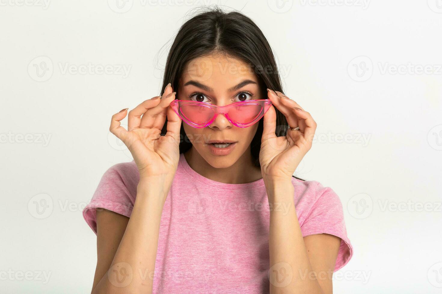 attraente donna nel rosa maglietta e occhiali da sole foto