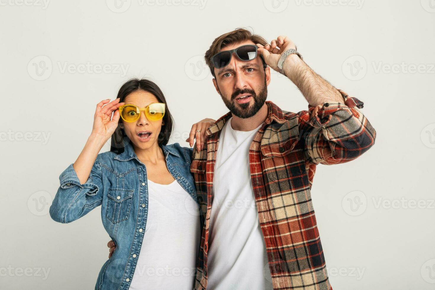 elegante uomo e donna nel casuale denim fricchettone attrezzatura avendo divertimento foto