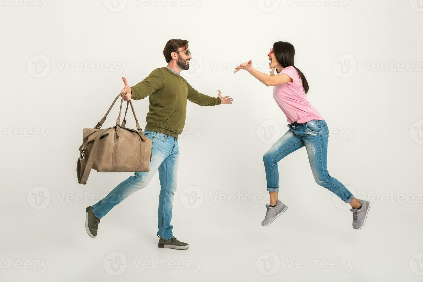 coppia sorridente donna e uomo nel felpa con viaggio Borsa foto