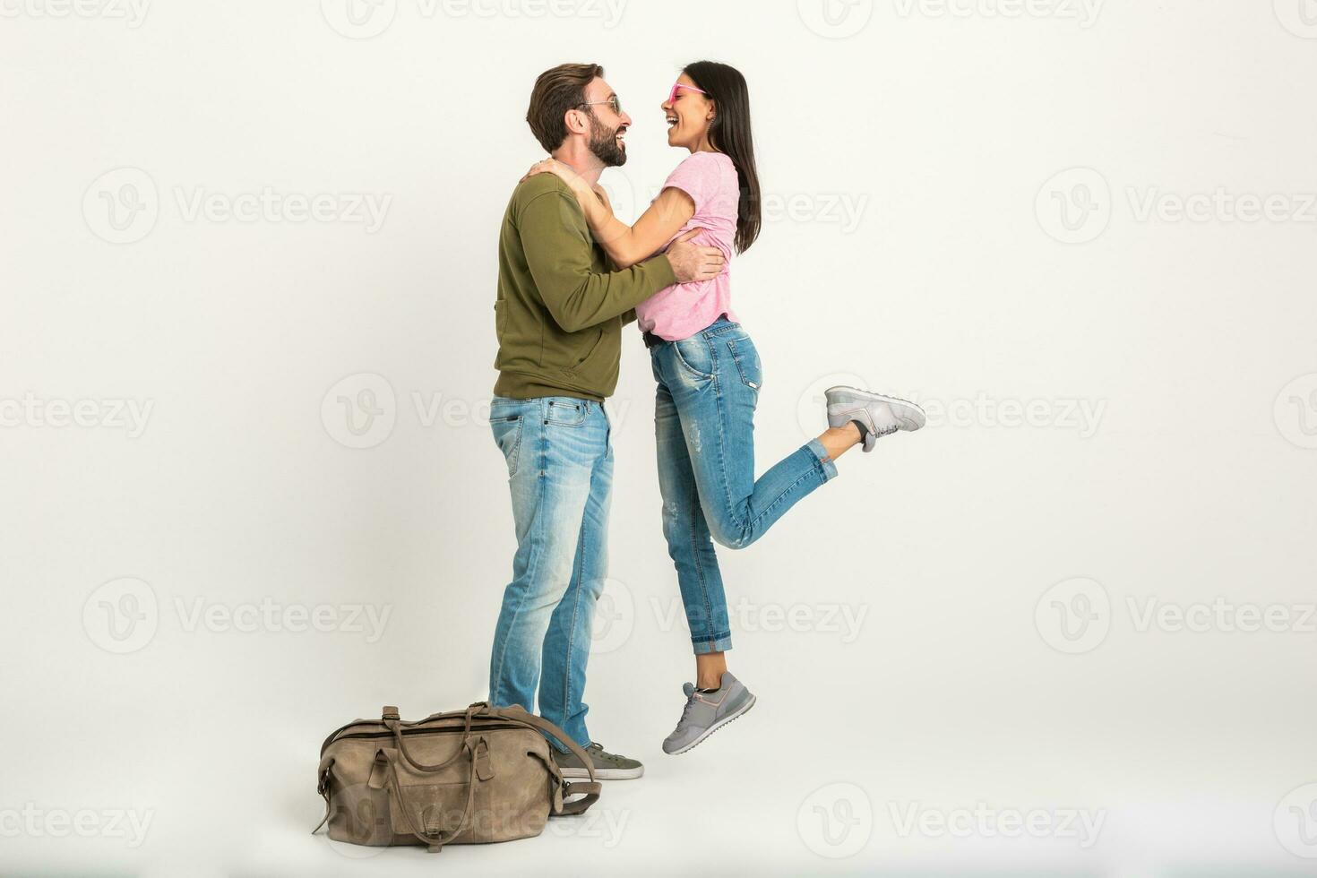 coppia sorridente donna e uomo nel felpa con viaggio Borsa foto