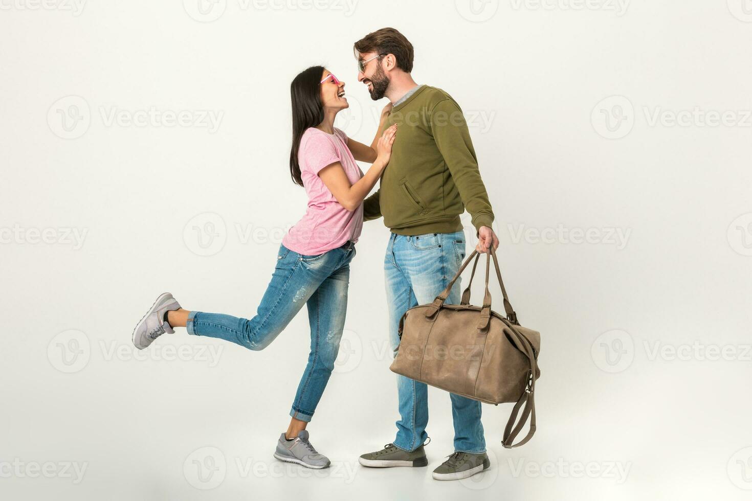 coppia sorridente donna e uomo nel felpa con viaggio Borsa foto