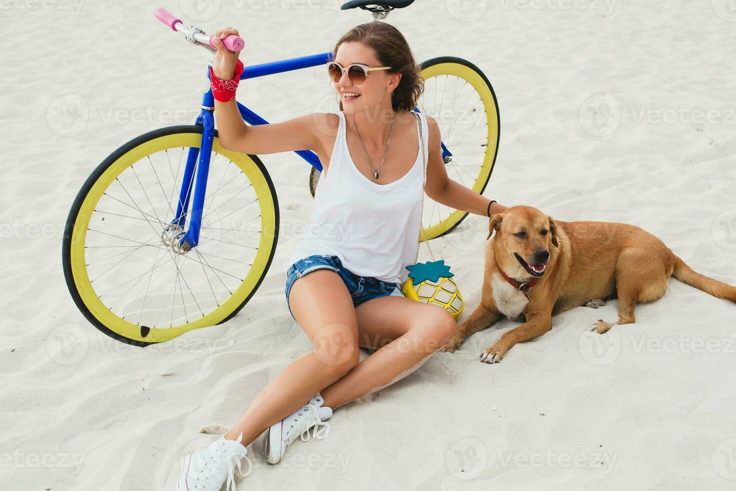 giovane bellissimo donna seduta su sabbia su spiaggia, Tenere Vintage ▾ bicicletta foto