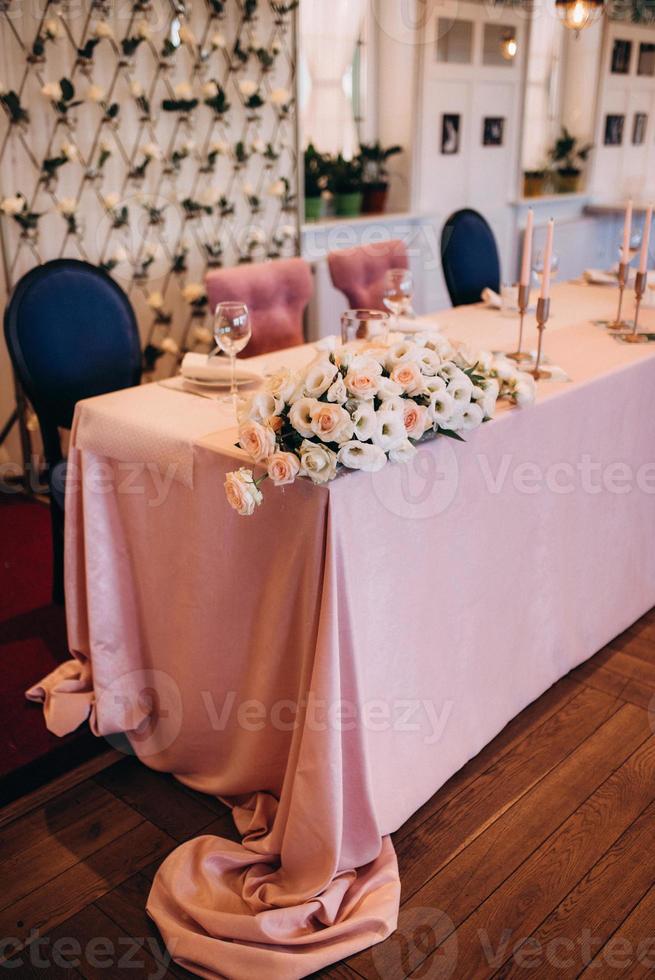 sala banchetti per matrimoni con elementi decorativi foto