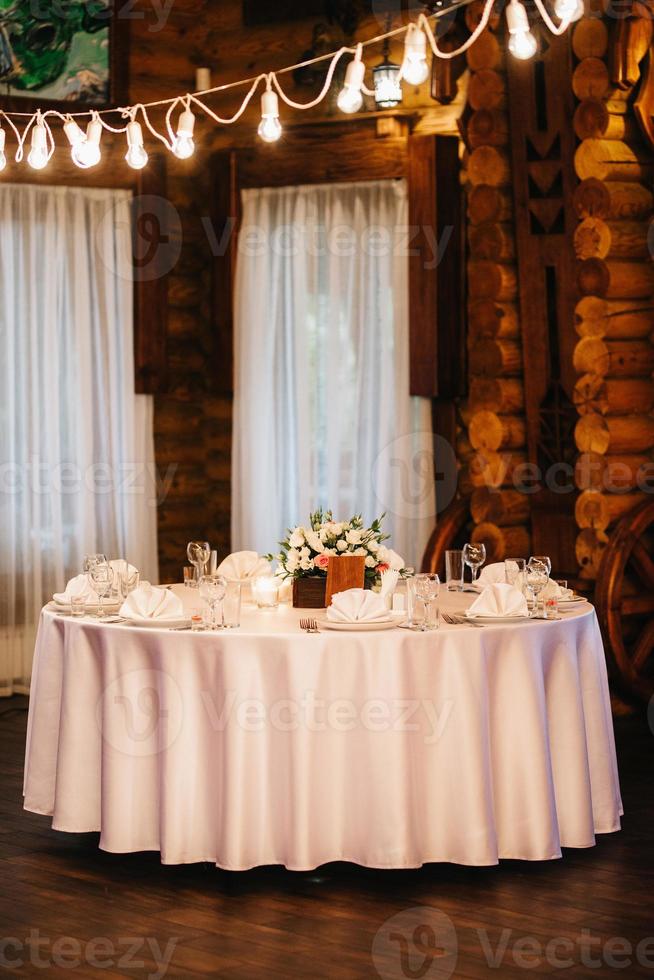 sala banchetti per matrimoni con elementi decorativi foto