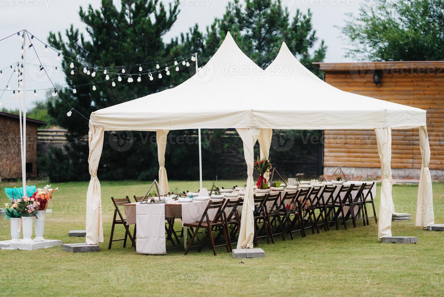 sala banchetti per matrimoni con elementi decorativi foto