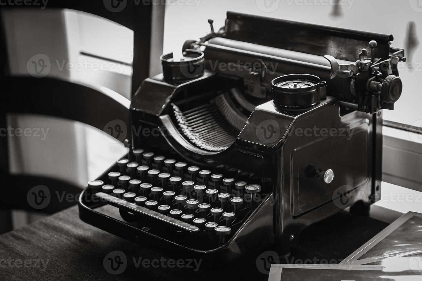 macchina da scrivere manuale antica sul tavolo foto