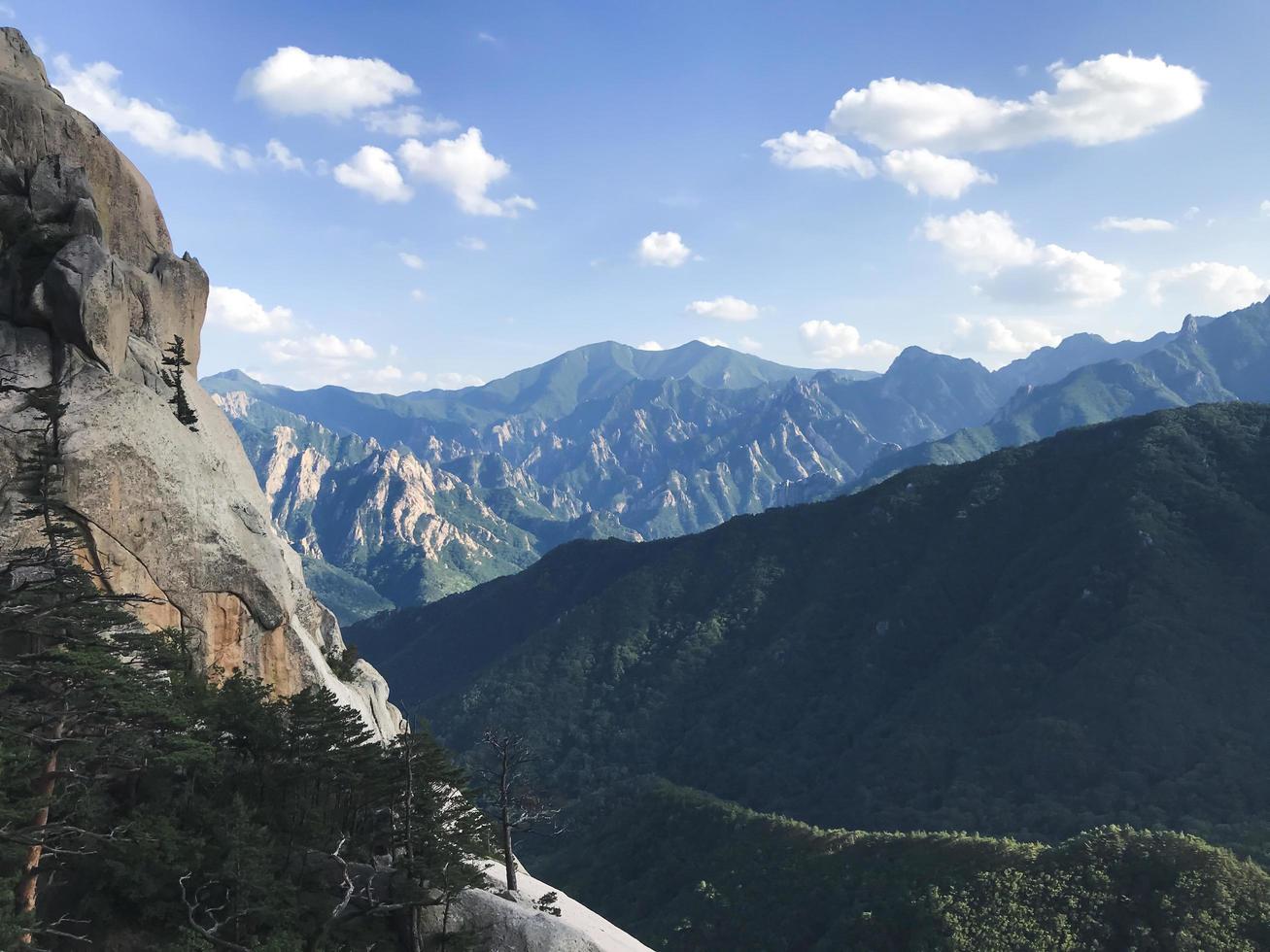 la vista dalla vetta della montagna del parco nazionale di seoraksan. Corea del Sud foto