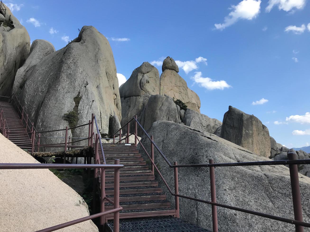 grandi rocce al parco nazionale di seoraksan, corea del sud foto