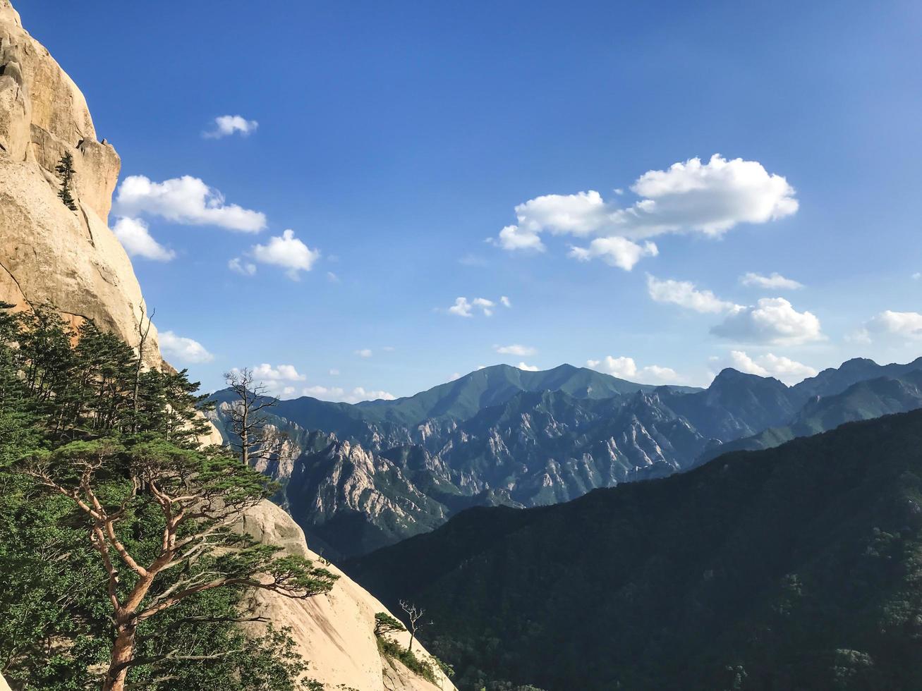 la vista dalla vetta della montagna del parco nazionale di seoraksan. Corea del Sud foto