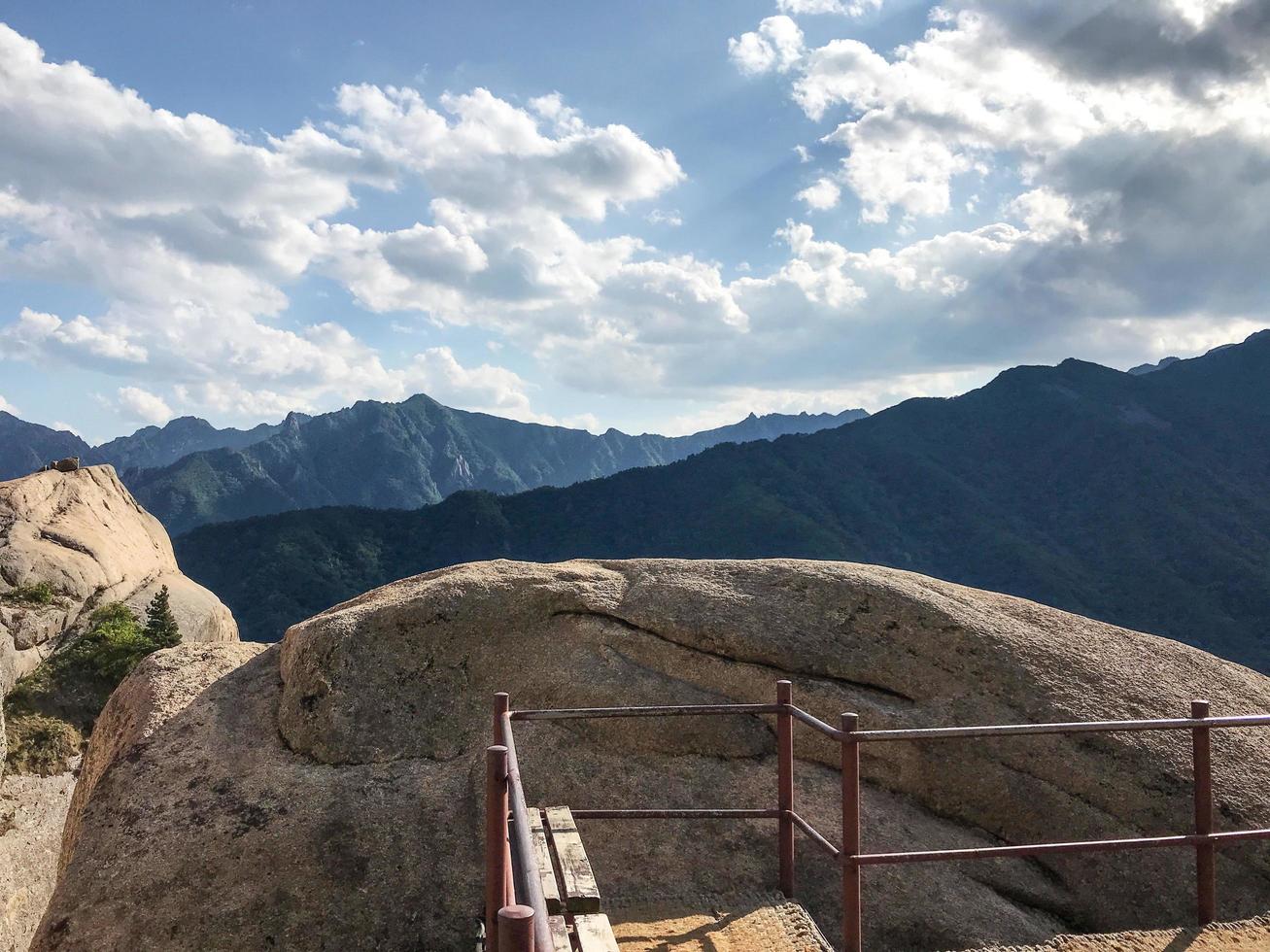 grandi rocce al parco nazionale di seoraksan, corea del sud foto