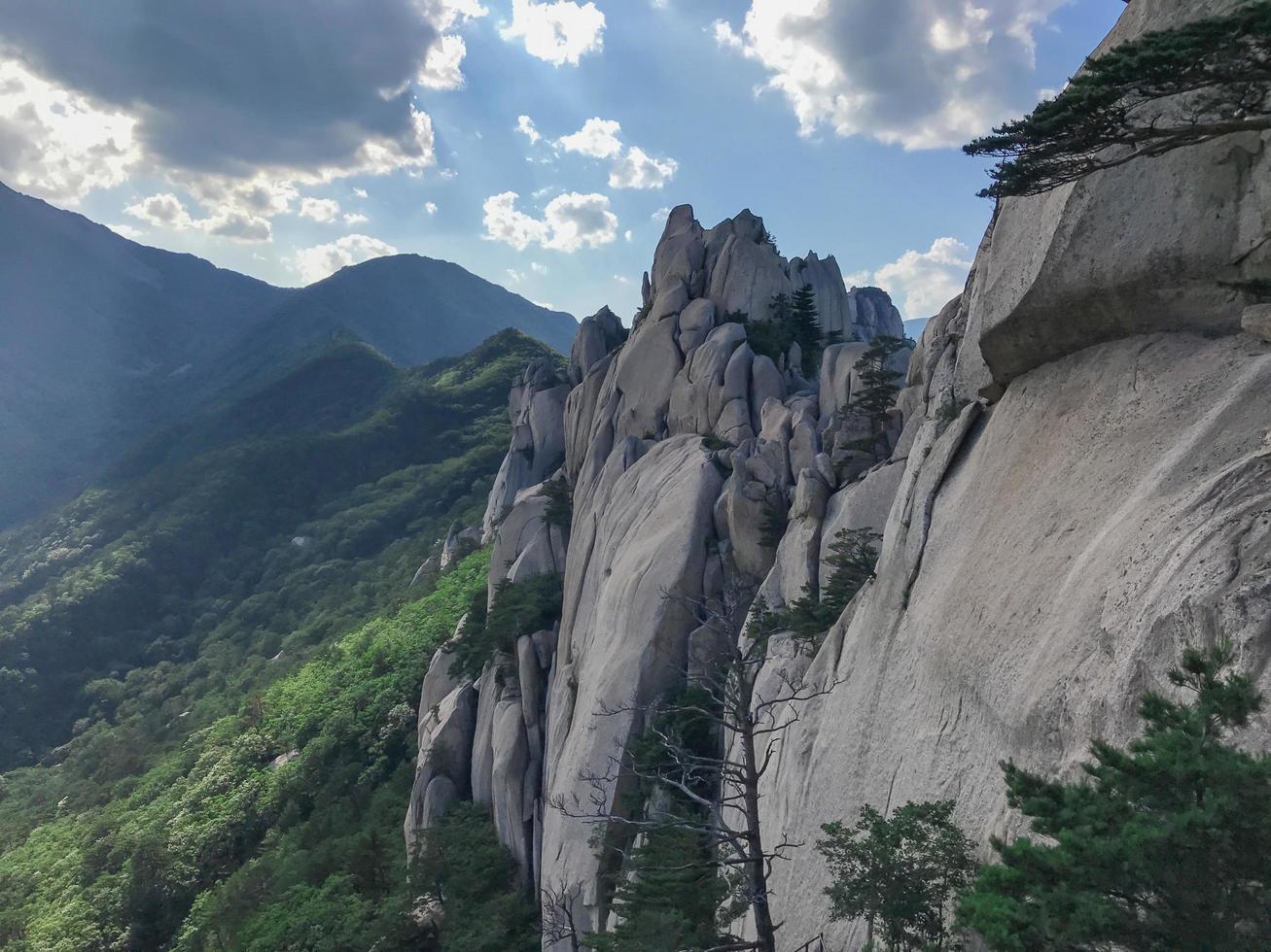 grandi rocce al parco nazionale di seoraksan, corea del sud foto