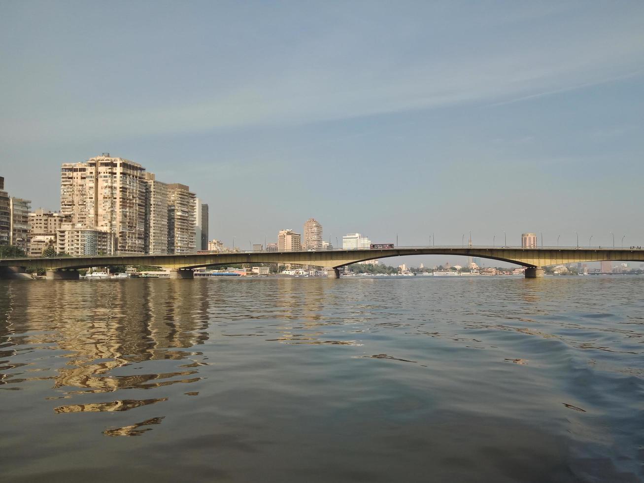 grandi edifici sulla costa del fiume nilo. città del cairo, egitto foto