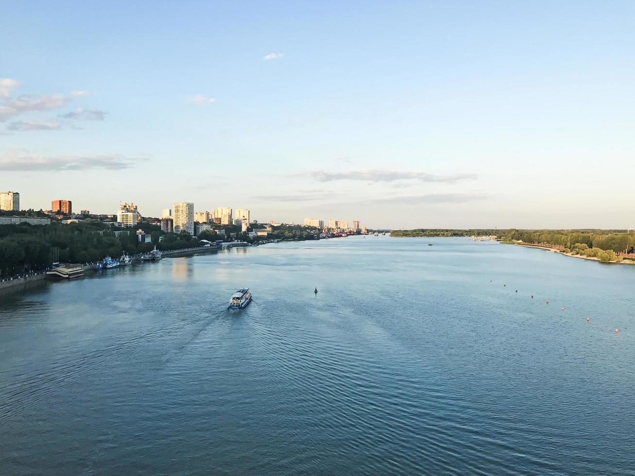 nave sul fiume don. Rostov sulla città di don, russia foto