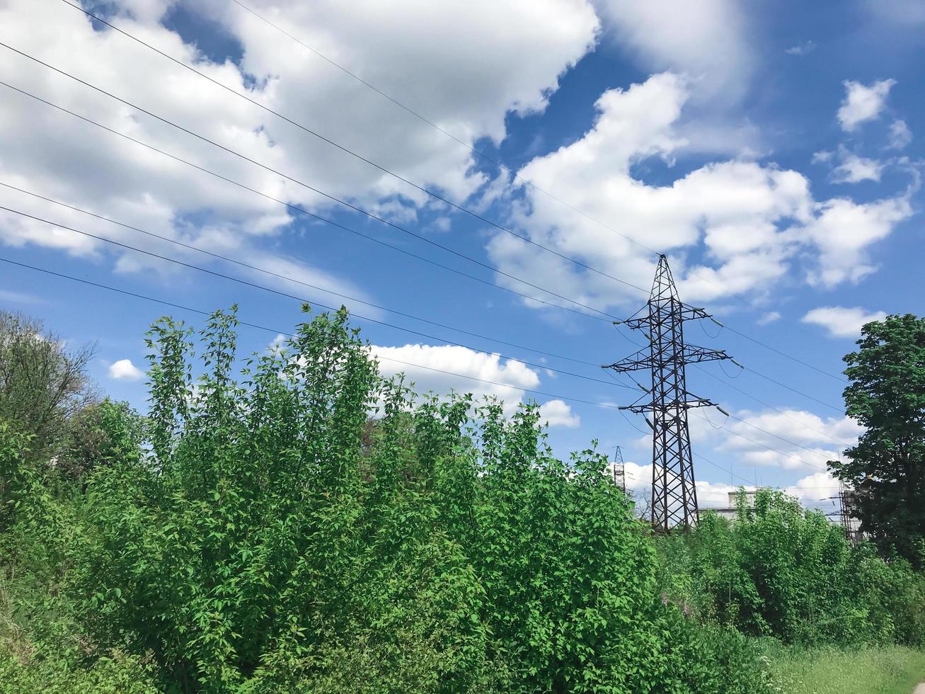 la linea elettrica. polo ad alta tensione e cielo blu sullo sfondo. vista dal basso foto