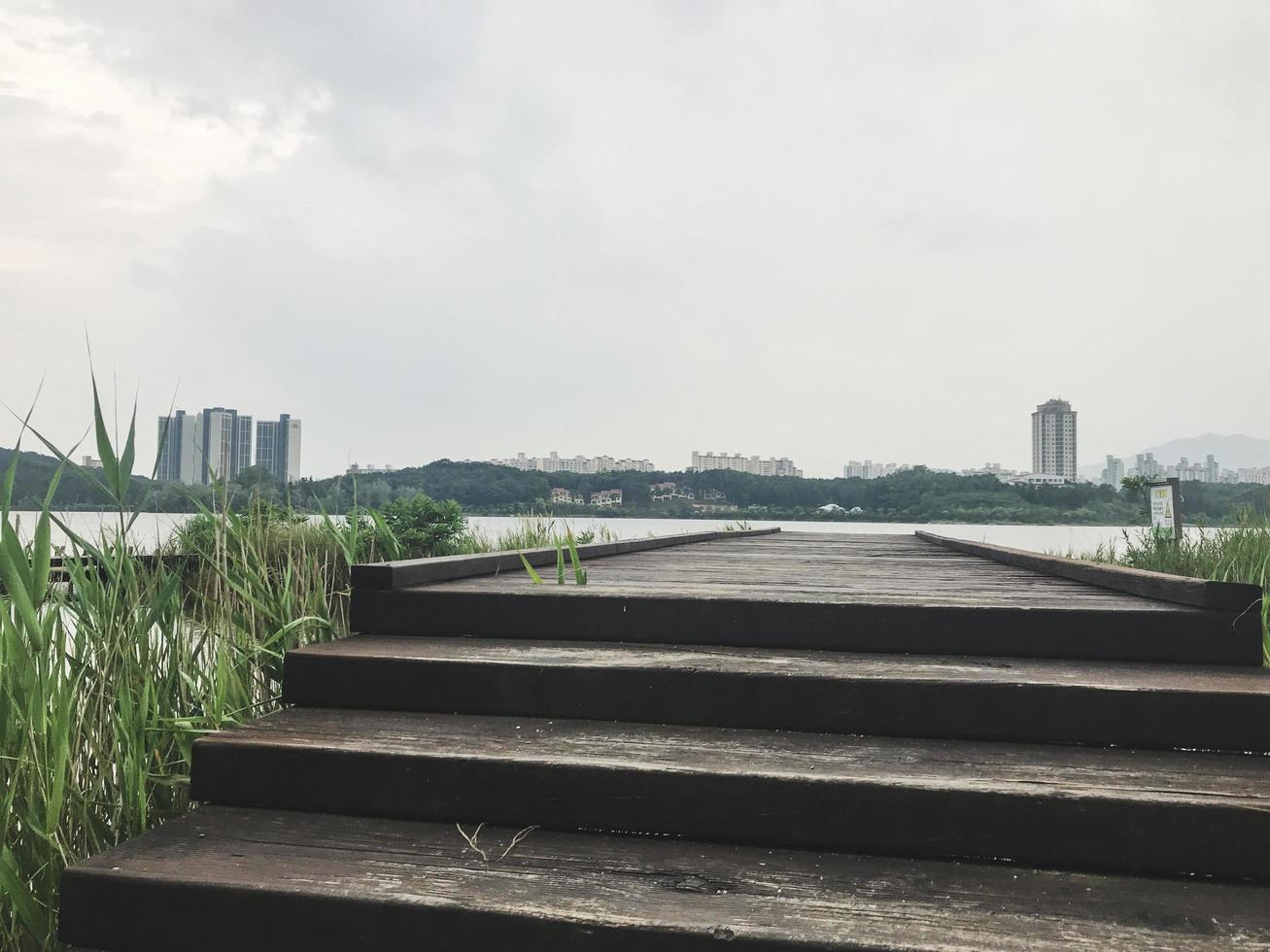 il molo di legno ricoperto di canne sul lago della città di sokcho, corea del sud foto