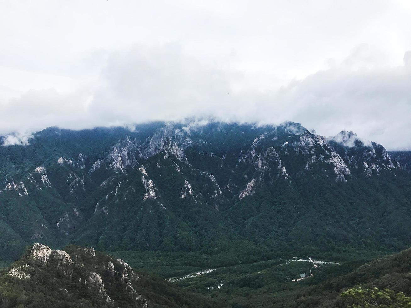 la vista dalla vetta della montagna del parco nazionale di seoraksan. Corea del Sud foto