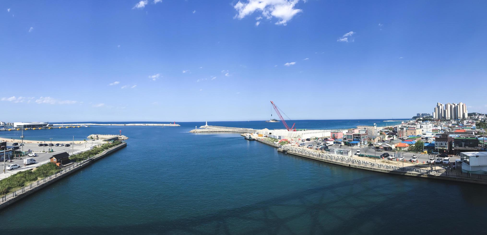 panorama. la vista sulla baia della città di sokcho. Corea del Sud foto