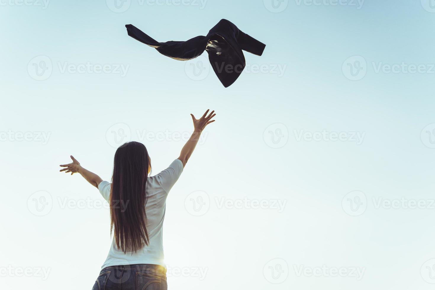 felice donna d'affari di successo gettando il cappotto in aria. concetto di successo di libertà di affari. foto